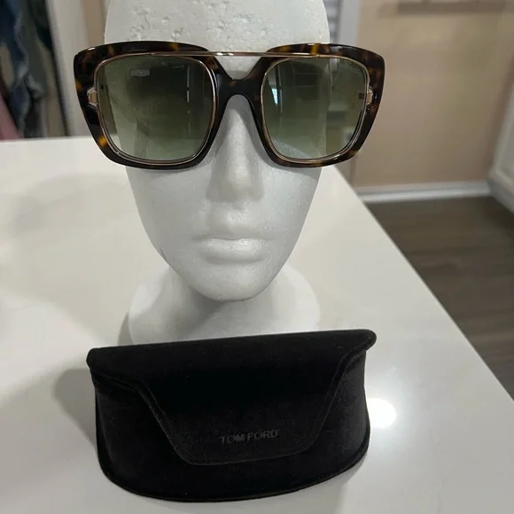 TOM FORD Tortoise Shell Rose Gold Sunglasses Green Gradient Tint/UV protection Amazon.com: Tom Ford FT0320 Sunglasses - Shiny Rose Gold  main image 2